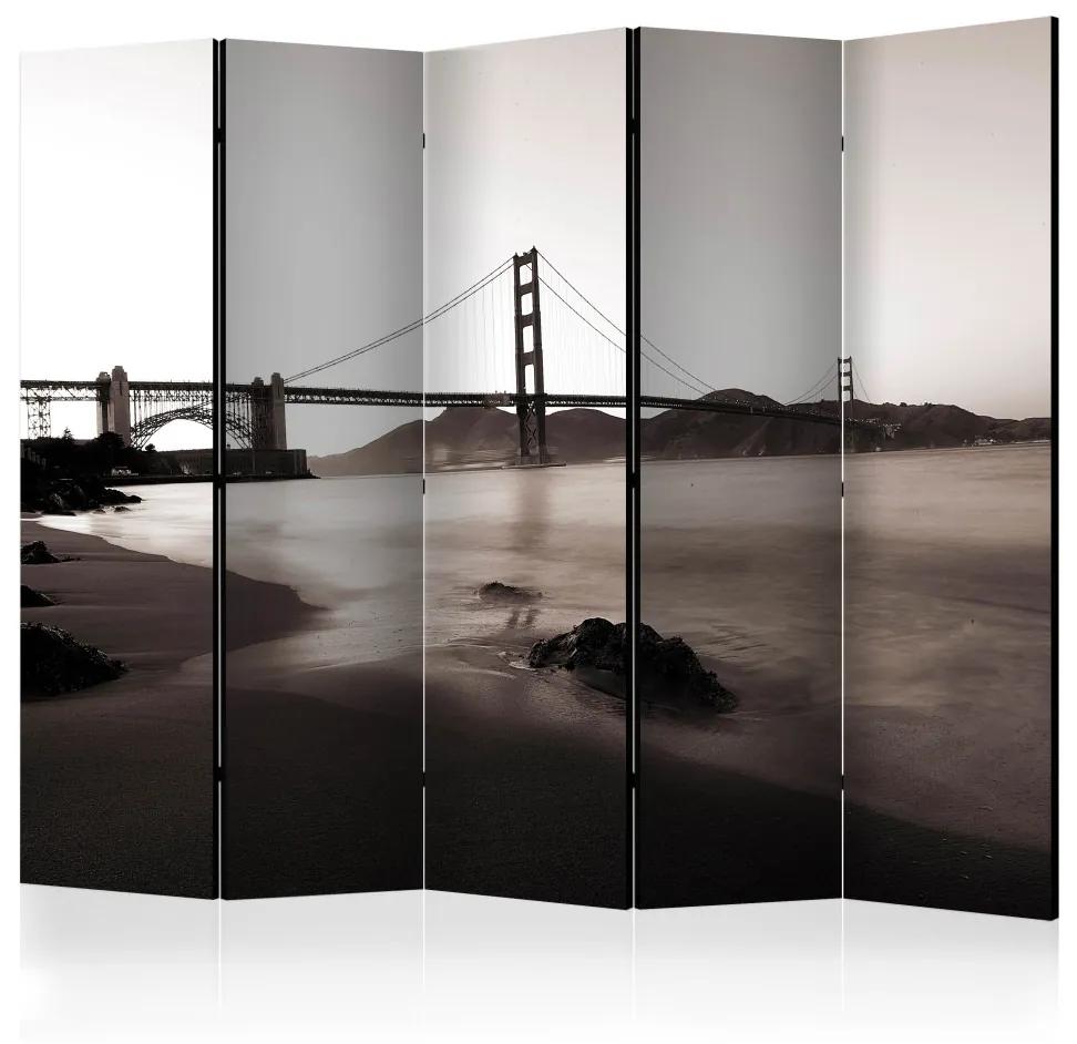 Paravento design San Francisco: Golden Gate in b/n II - paesaggio scuro