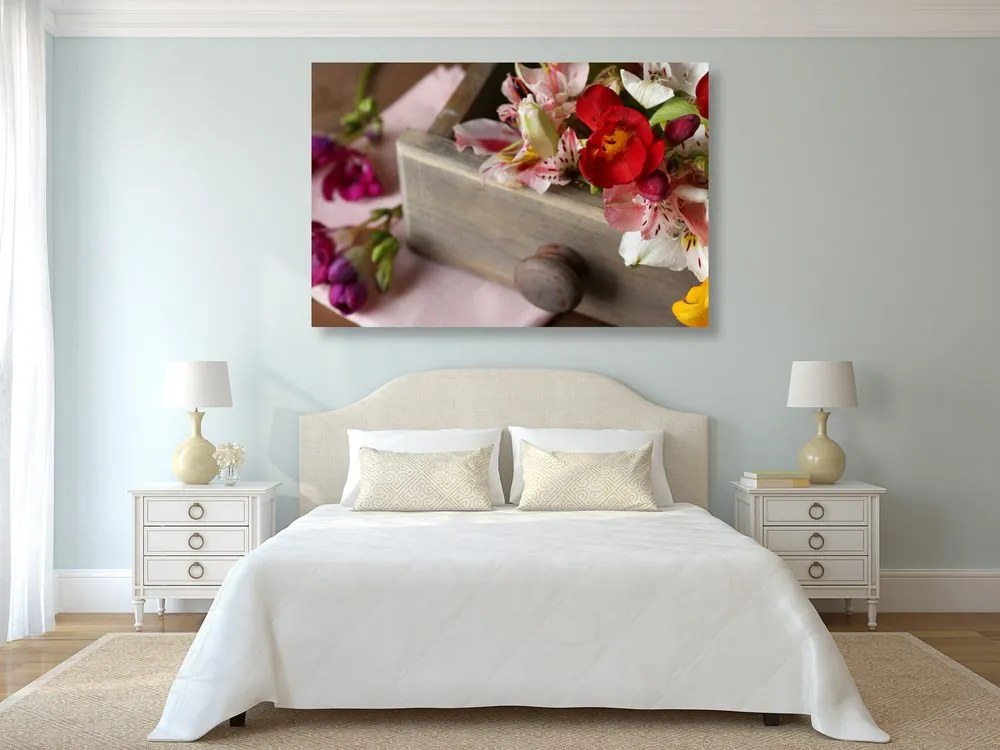 Quadro su tela – Composizione di fiori primaverili in cassetto di legno