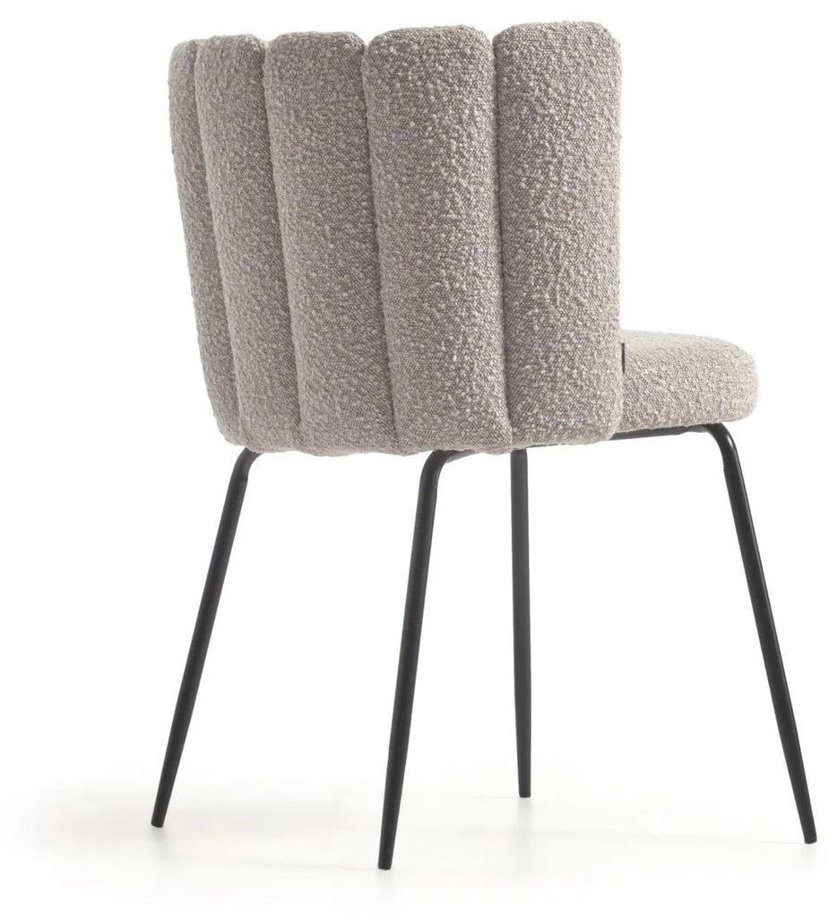 Kave Home - Sedia Aniela in shearling grigio chiaro e gambe in metallo con finitura nera.