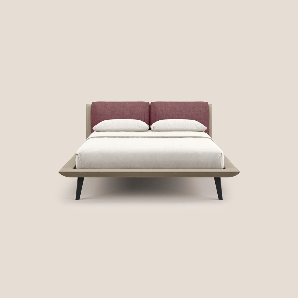Petra letto di design bicolore con cuscini in piuma, piedini in mogano e tessuto impermeabile bicolore T11 e T06 tortora - rosso