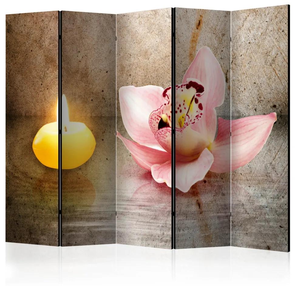 Paravento design Serata Romantica II - orchidea accanto a una candela in stile zen