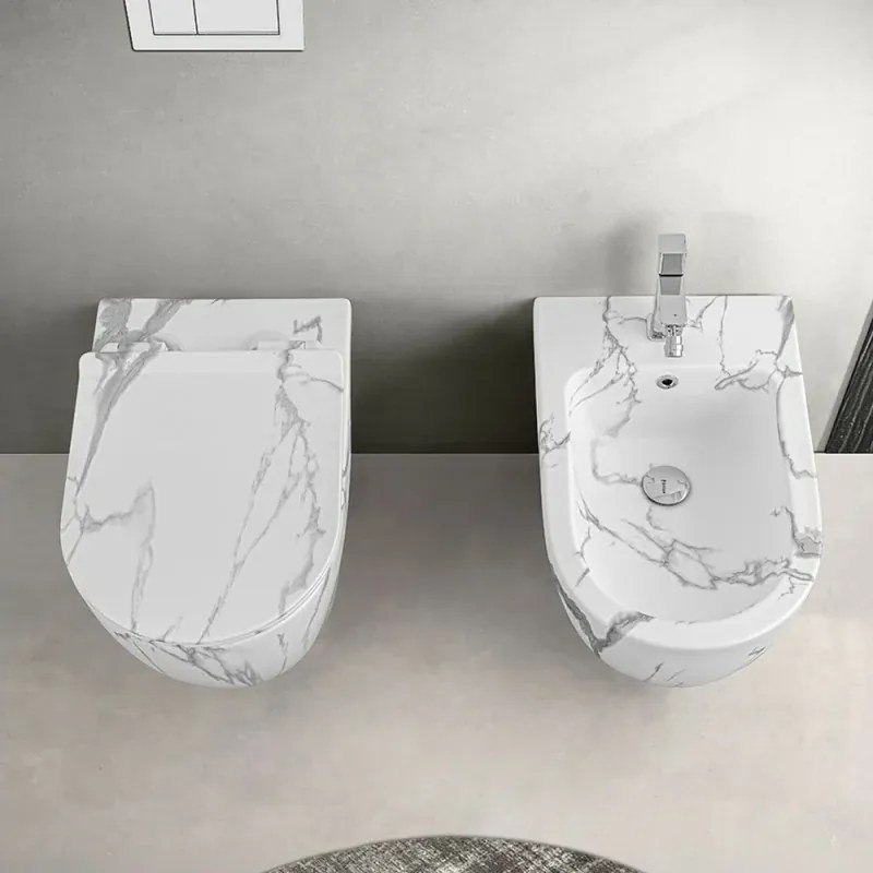 WC filomuro Rimless in ceramica marmorizzata bianca con sedile Tokyo