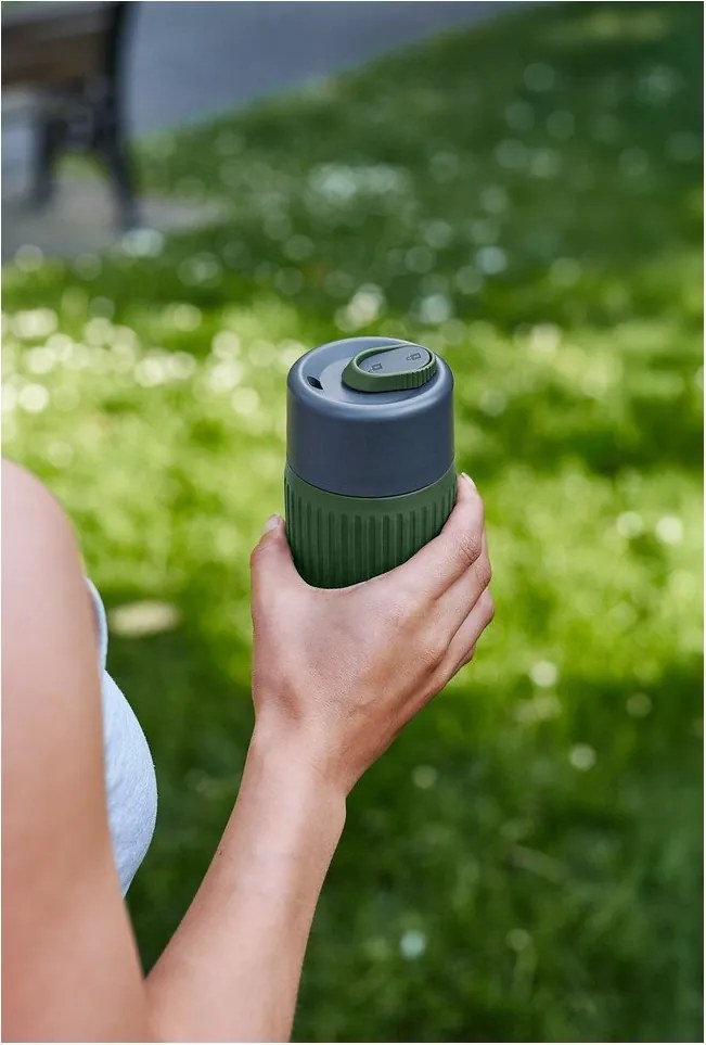 Tazza da viaggio verde in vetro 340 ml – Black + Blum