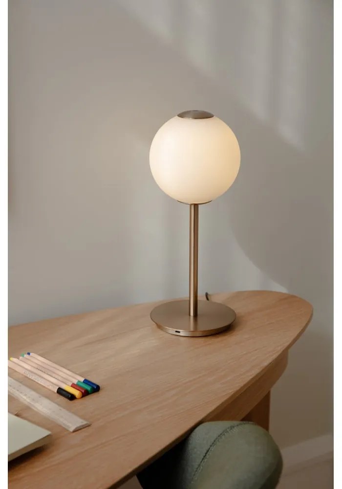 Lampada da tavolo LED color ottone in metallo con paralume in vetro con intensità regolabile (altezza totale 37 cm) Audrey Table – UMAGE