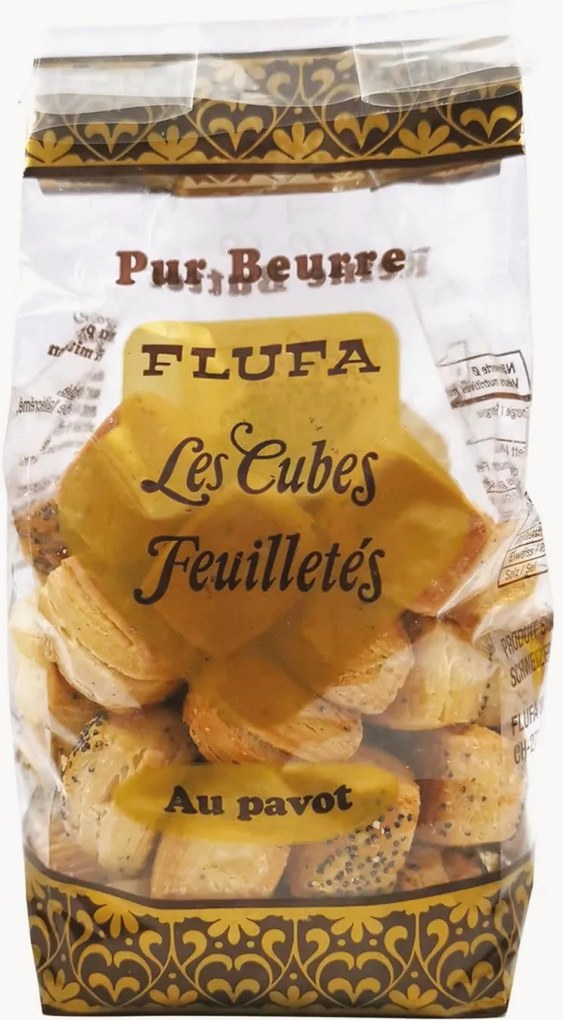 Cubetti di pasta sfoglia al burro con semi di papavero