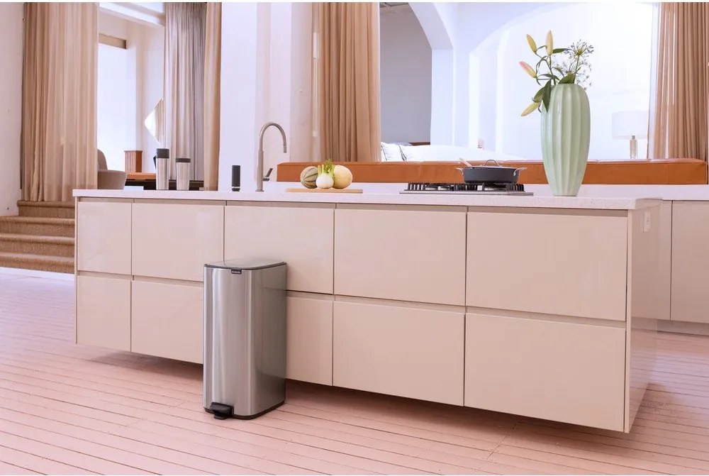 Cestino per la spazzatura color argento opaco in acciaio con pedale 30 l Bo – Brabantia
