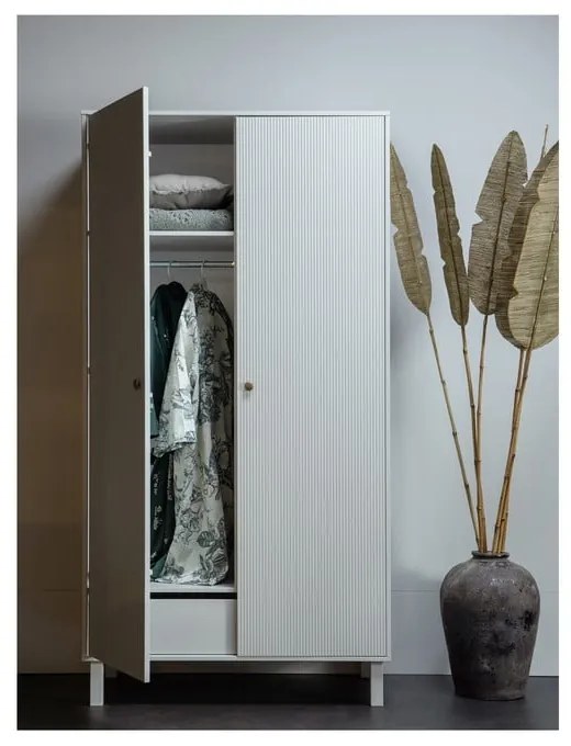 Armadio in pino grigio chiaro 100x195 cm Madu - WOOOD