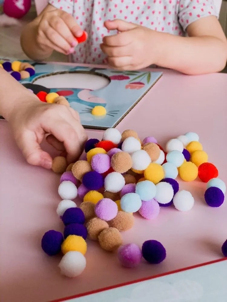 Gioco d'arte - collage di pompon - cani