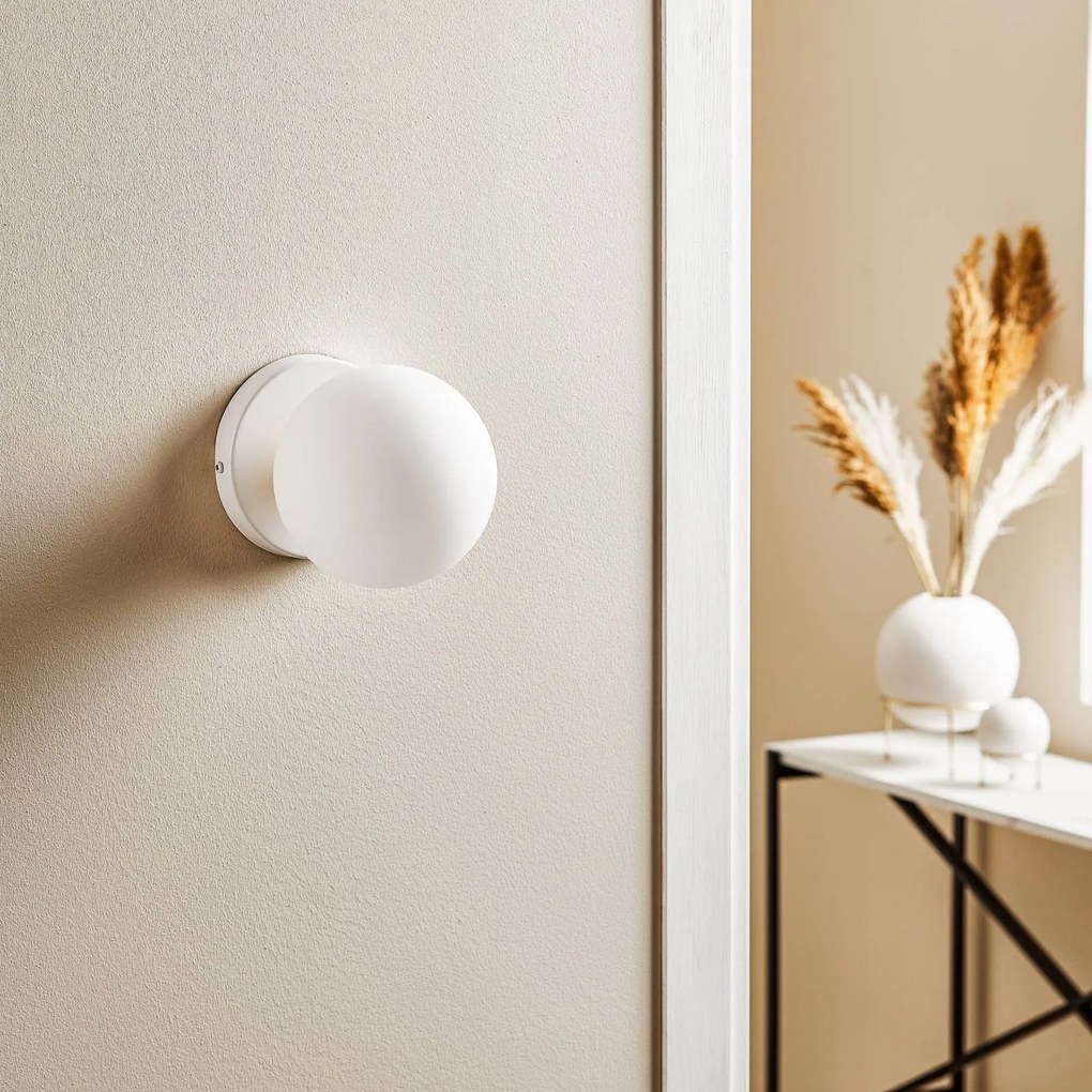 EMIBIG LIGHTING Applique Kiba bianco/oro con paralume a sfera in vetro