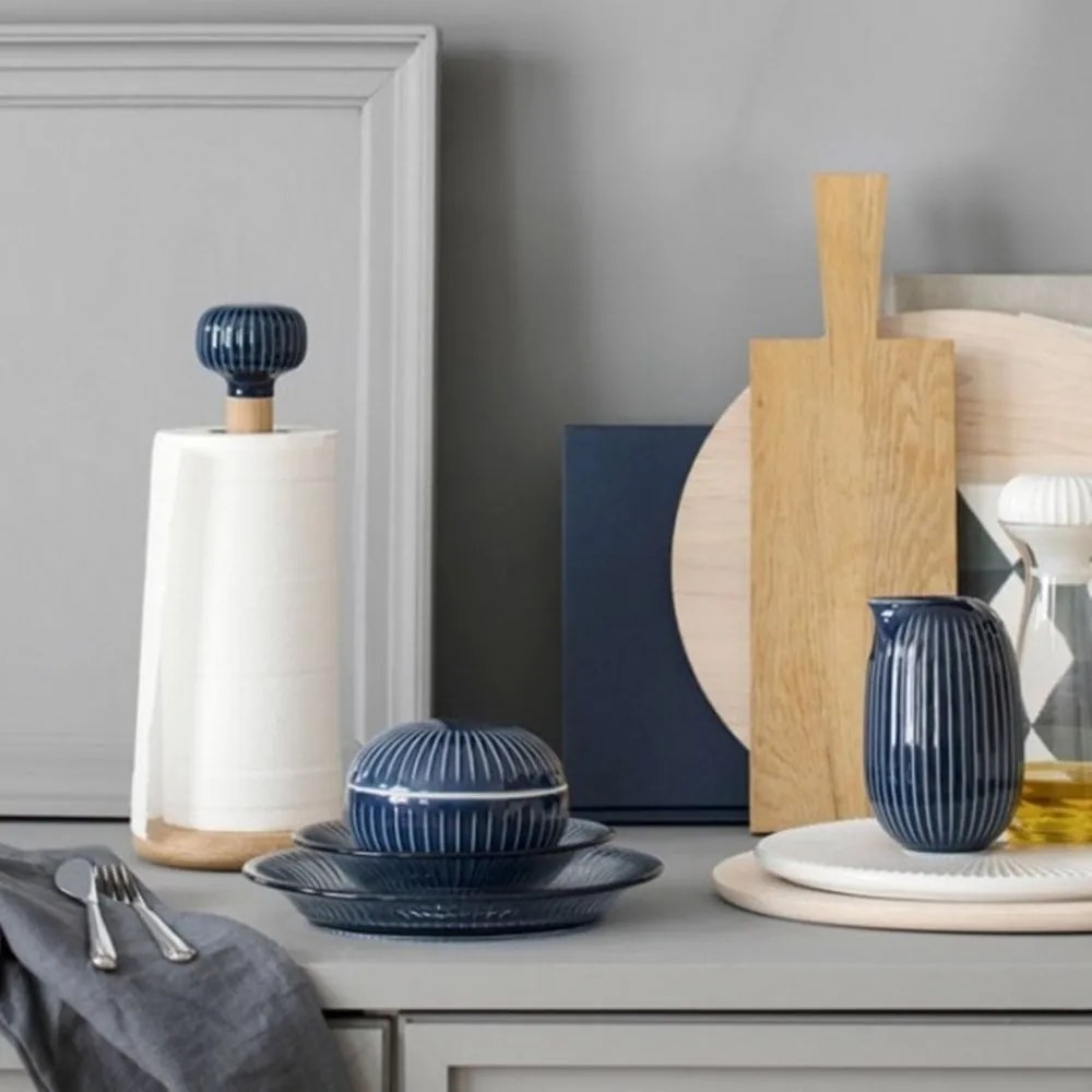 Portasciugamani in legno di quercia con dettagli in porcellana blu scuro Hammershoi Hammershøi - Kähler Design