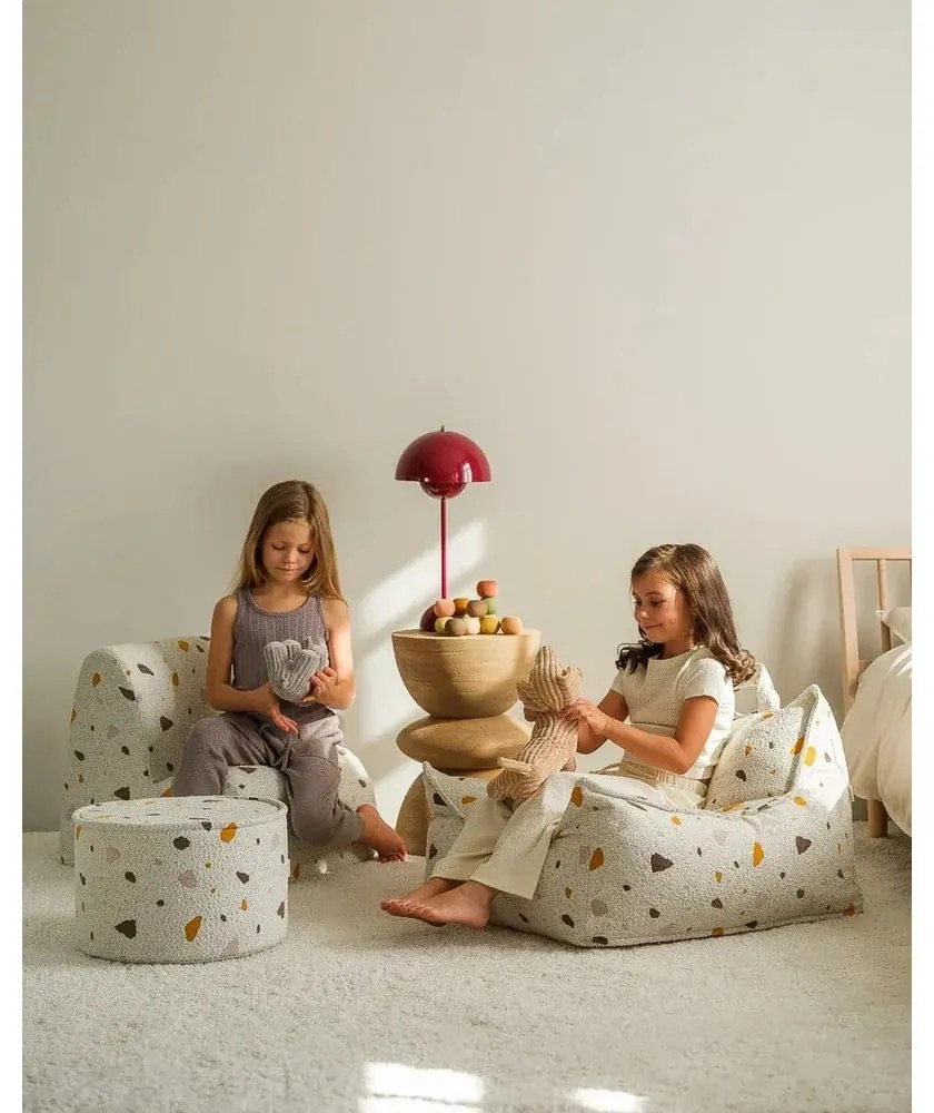 Pouf per bambini bianco con rivestimento in bouclé e ciniglia Terrazzo – Wigiwama