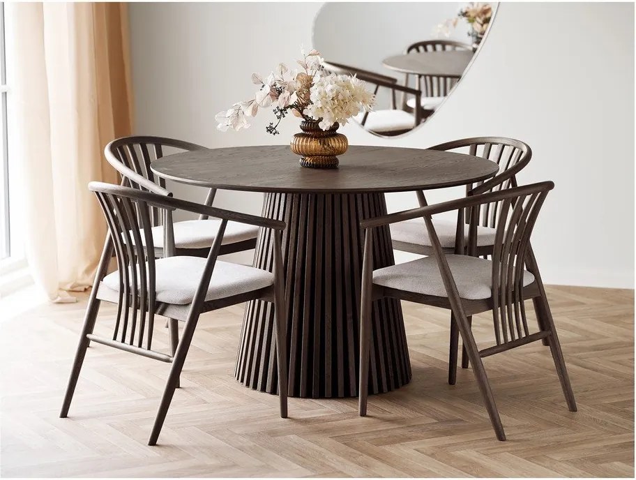 Sedia da pranzo marrone scuro in rovere massiccio con braccioli Agustin – House Nordic