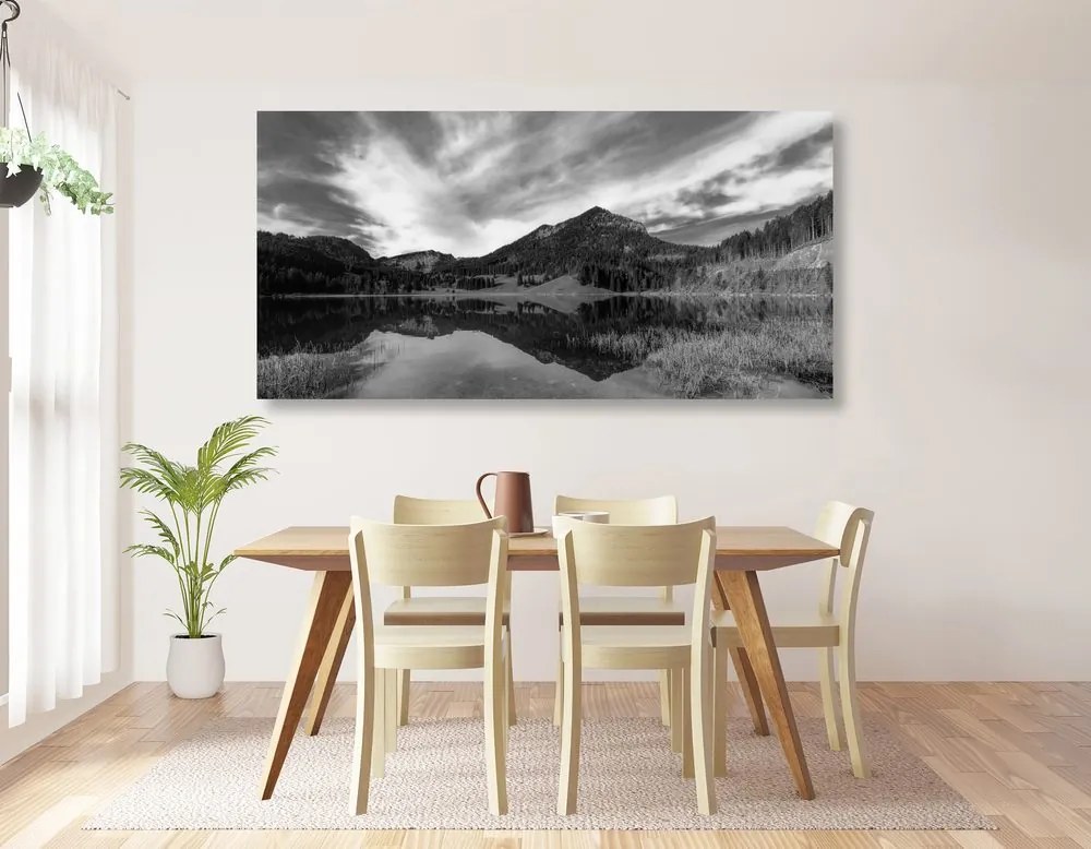 Quadro su tela – Lago sotto le colline in bianco e nero