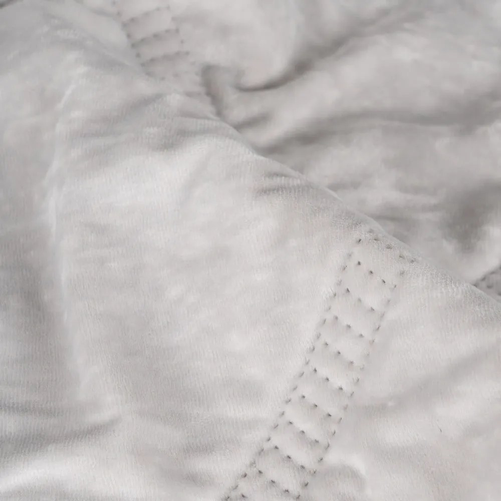 Copriletto color crema in velluto con rivestimento trapuntato 230x260 cm – Ixia