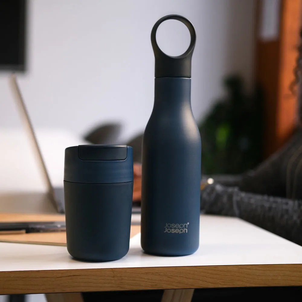 Bottiglia da viaggio in acciaio inox blu scuro 500 ml Loop - Joseph Joseph