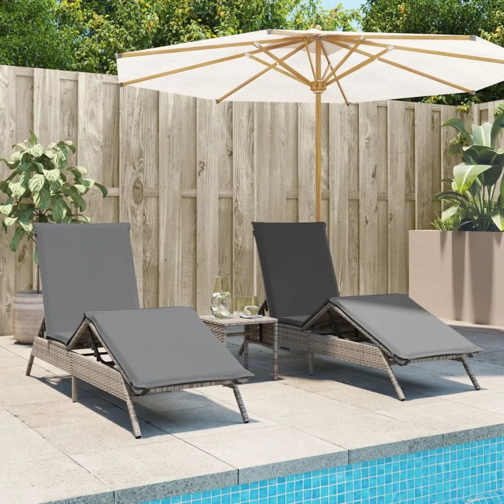 Lettini prendisole 2 pz con tavolino grigio in polyrattan