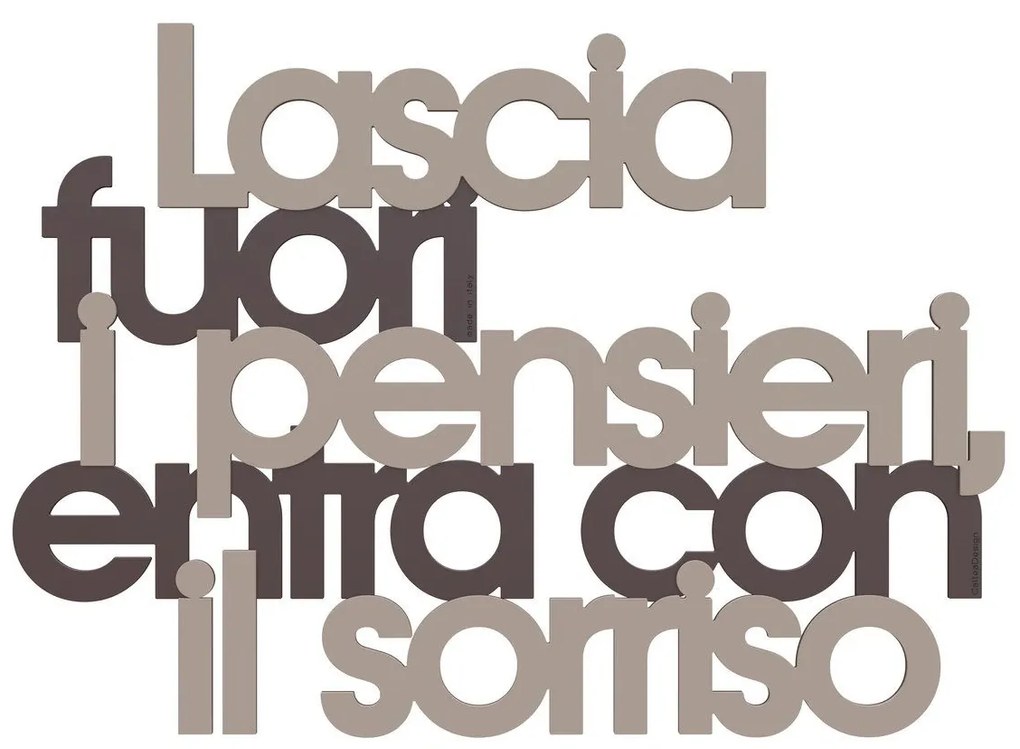 Callea Design Scritta da parete in legno "Lascia fuori i pensieri...." - in varie colorazioni CIOCCOLATO 65 x 46 cm