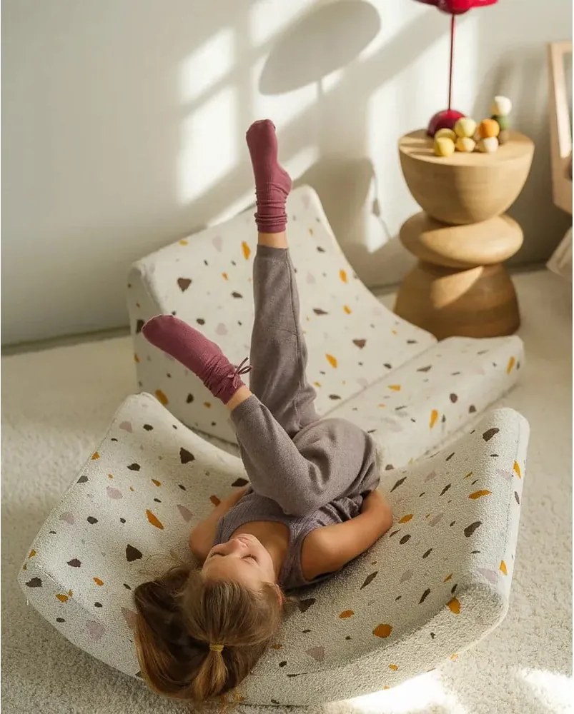 Poltrona per bambini bianca con rivestimento in bouclé e ciniglia Terrazzo Moon – Wigiwama