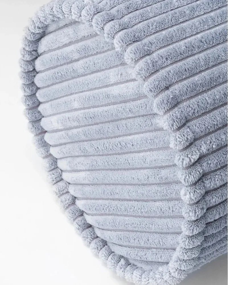 Cuscino per divano da bambini blu con rivestimento in velluto a coste Roll – Wigiwama