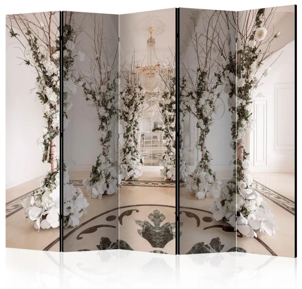 Paravento design Sala dei Fiori II - Lussuoso corridoio e colonne di fiori bianchi