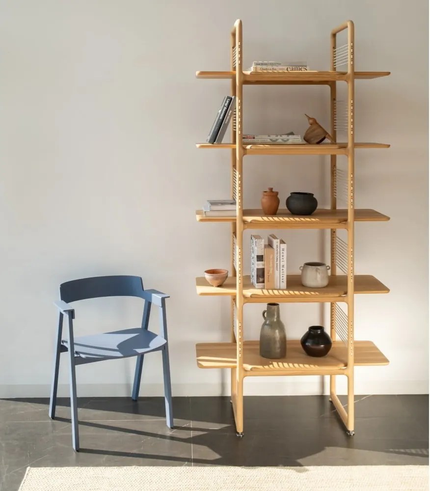 Sedia da pranzo blu in rovere massiccio con braccioli Flip – Gazzda