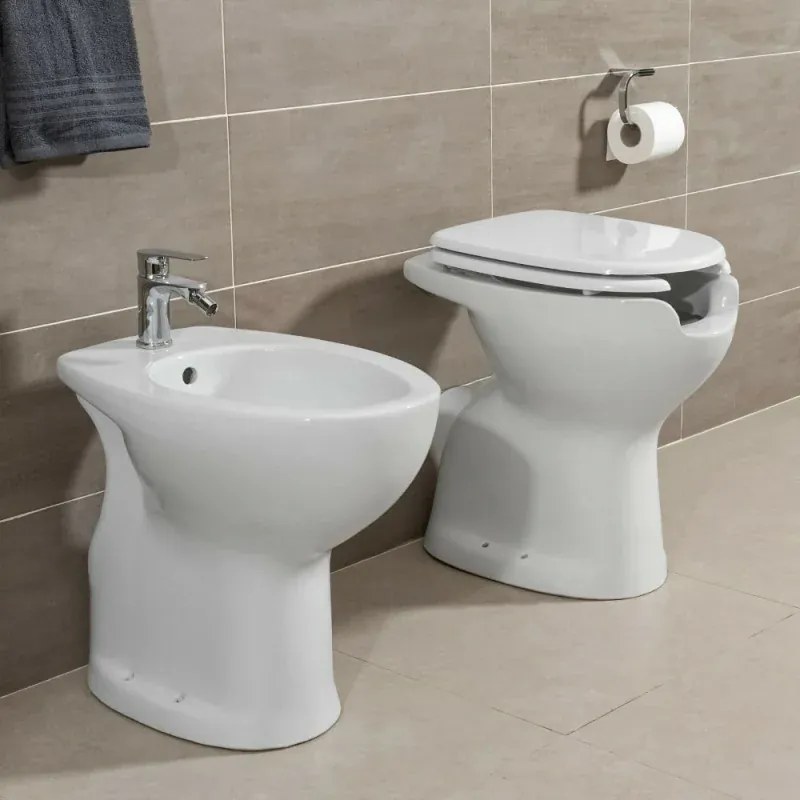 Wc per anziani e disabili con apertura frontale e scarico a parete