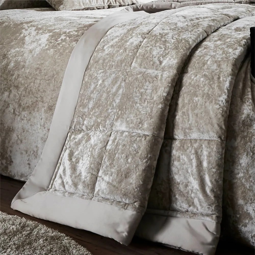 Copriletto trapuntato in velluto beige per letto matrimoniale 220x220 cm Crushed - Catherine Lansfield