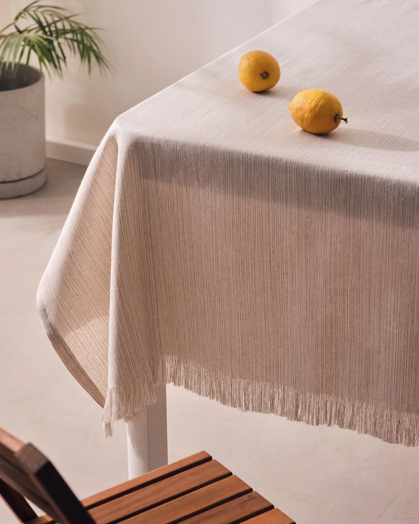 Kave Home - Tovaglia in resina Vilahur beige con frange 150 x 250 cm