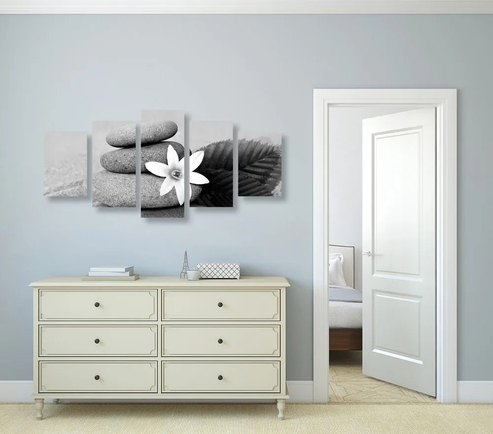 Quadri 5 pezzi – Fiore e pietre nella sabbia in bianco e nero
