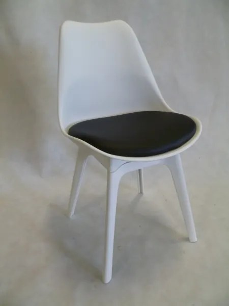 Sedia in polipropilene bianca con morbido cuscino nero in ecopelle