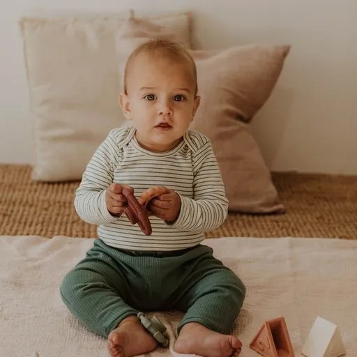 Piramide impilabile con massaggiagengive, colori terra