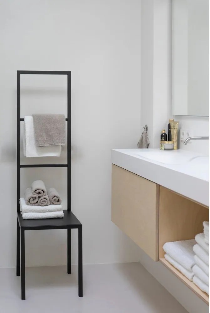 Stand portasciugamani nero in acciaio Dressbuddy – Spinder Design