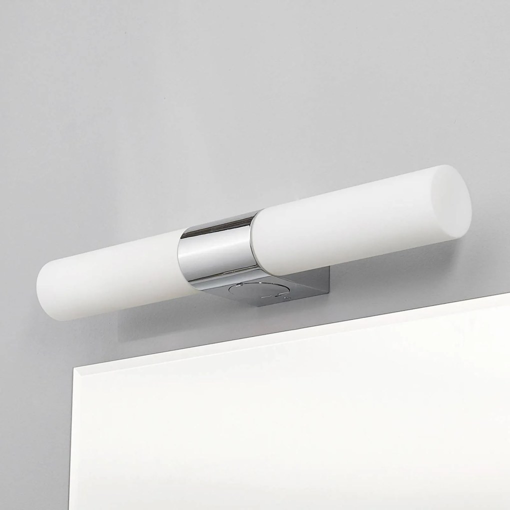 Lindby luce da specchio Ziva, presa, bianco, vetro, IP44