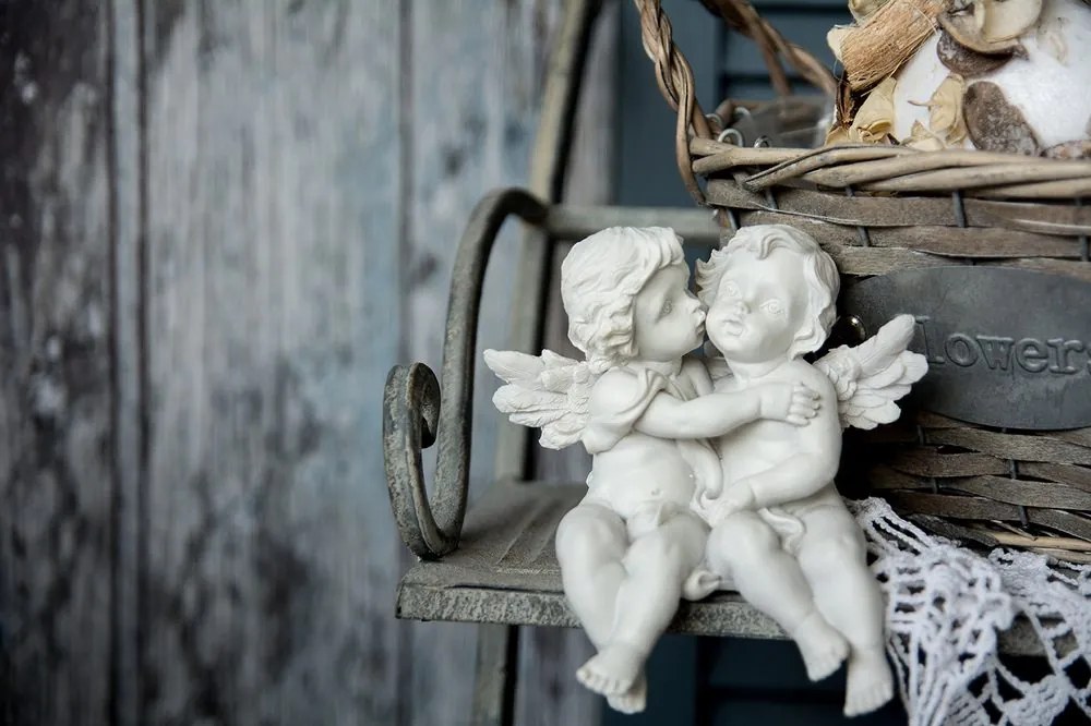Carta da parati autoadesiva – Statuette di angeli su panchina