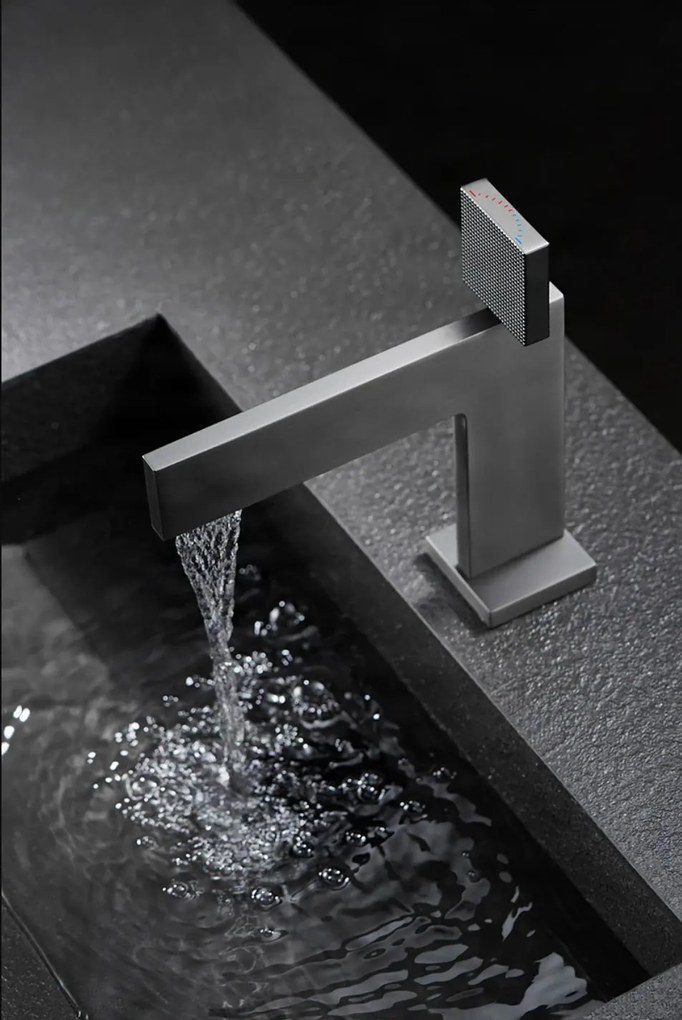 Rubinetto da bagno ELITE EDITION BS1420 in ottone con getto a cascata, disponibile in più finiture — Cromo