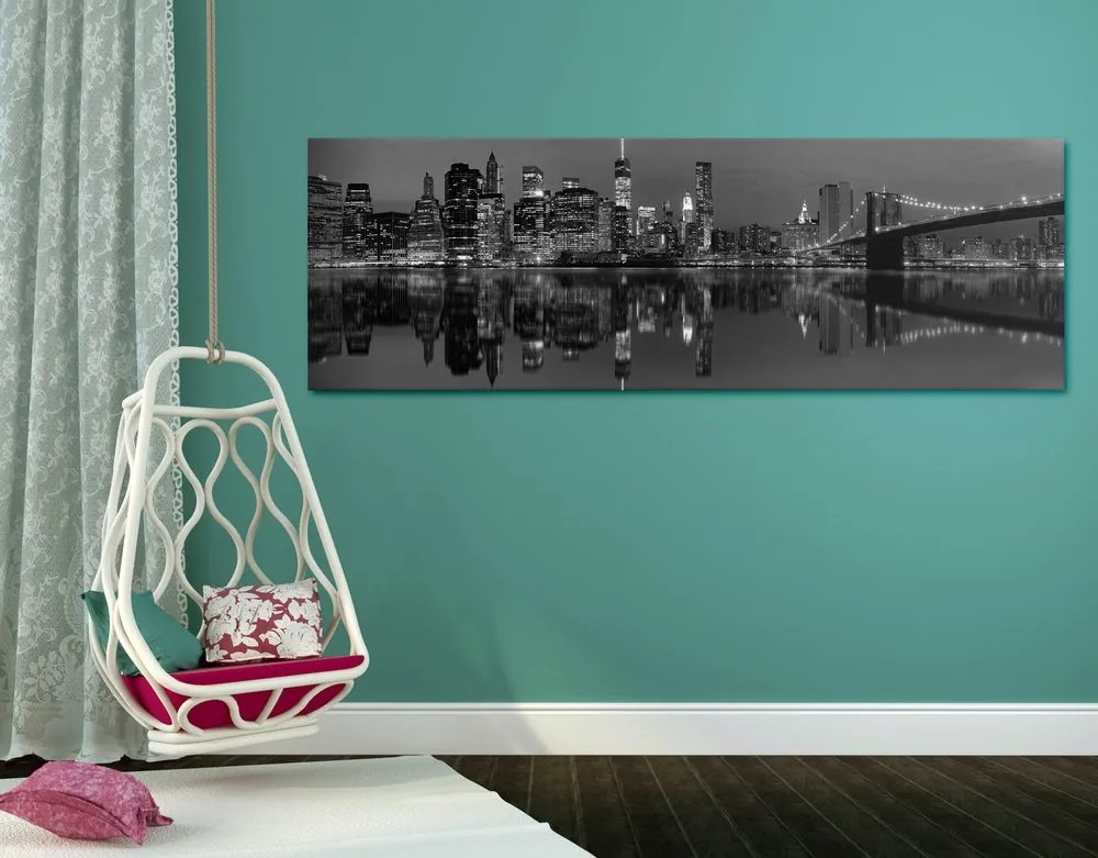 Quadro su tela – Riflesso di Manhattan nell'acqua in bianco e nero