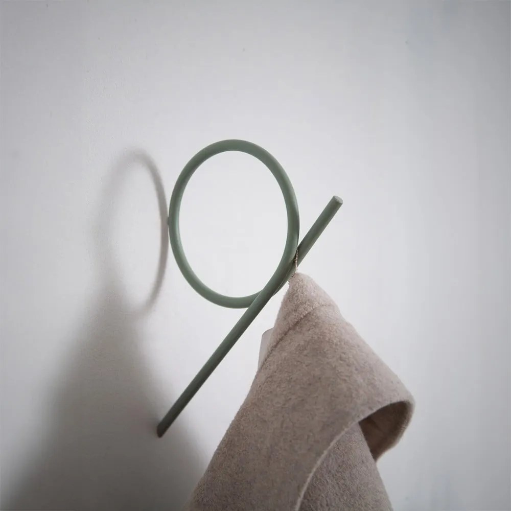 Gancio da parete verde polveroso in metallo Tuba L – Spinder Design