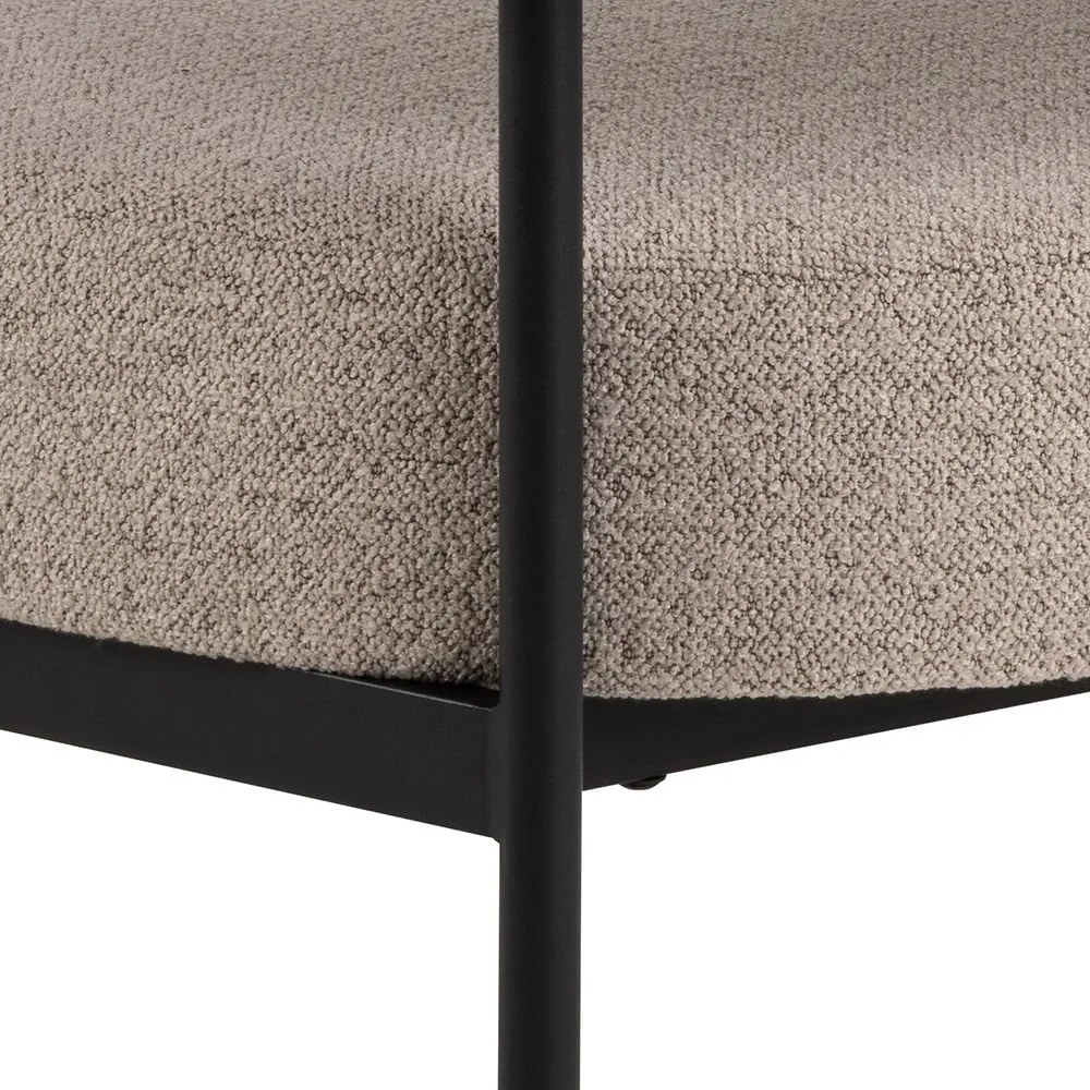 Poltrona beige con rivestimento in bouclé Oakfield – Actona