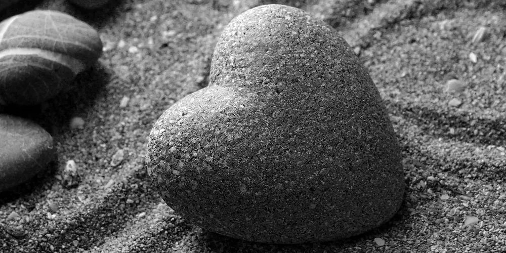 Stampa su tela – Pietra Zen a forma di cuore in bianco e nero