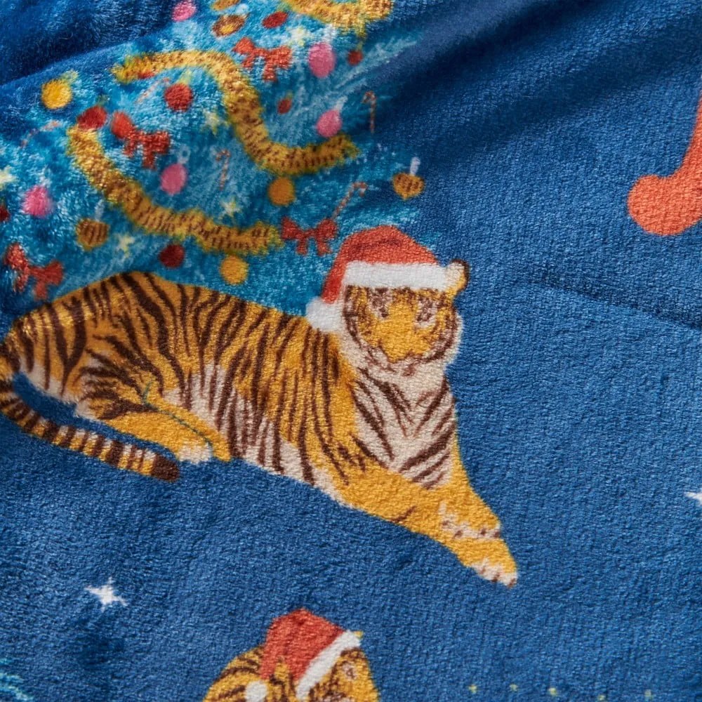 Coperta blu in micropile a tema natalizio 130x170 cm Christmas Tiger – Catherine Lansfield