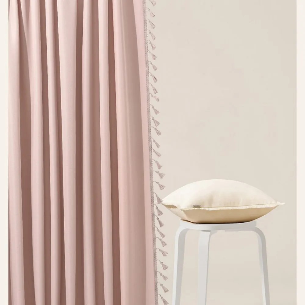 Tenda rosa cipria LARA su cerchi argentati con nappe 140 x 250 cm