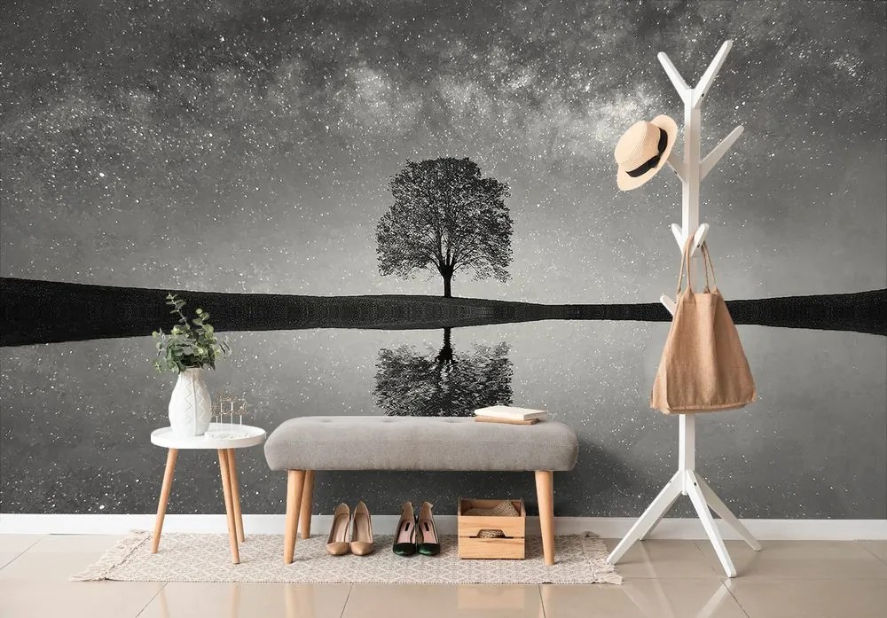 Fotomurale – Cielo stellato in bianco e nero sopra l'albero solitario