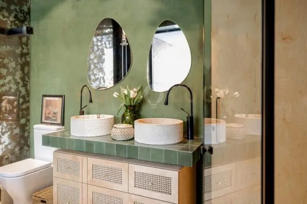 Idona specchio forma organica a parete con bordo metallo oro