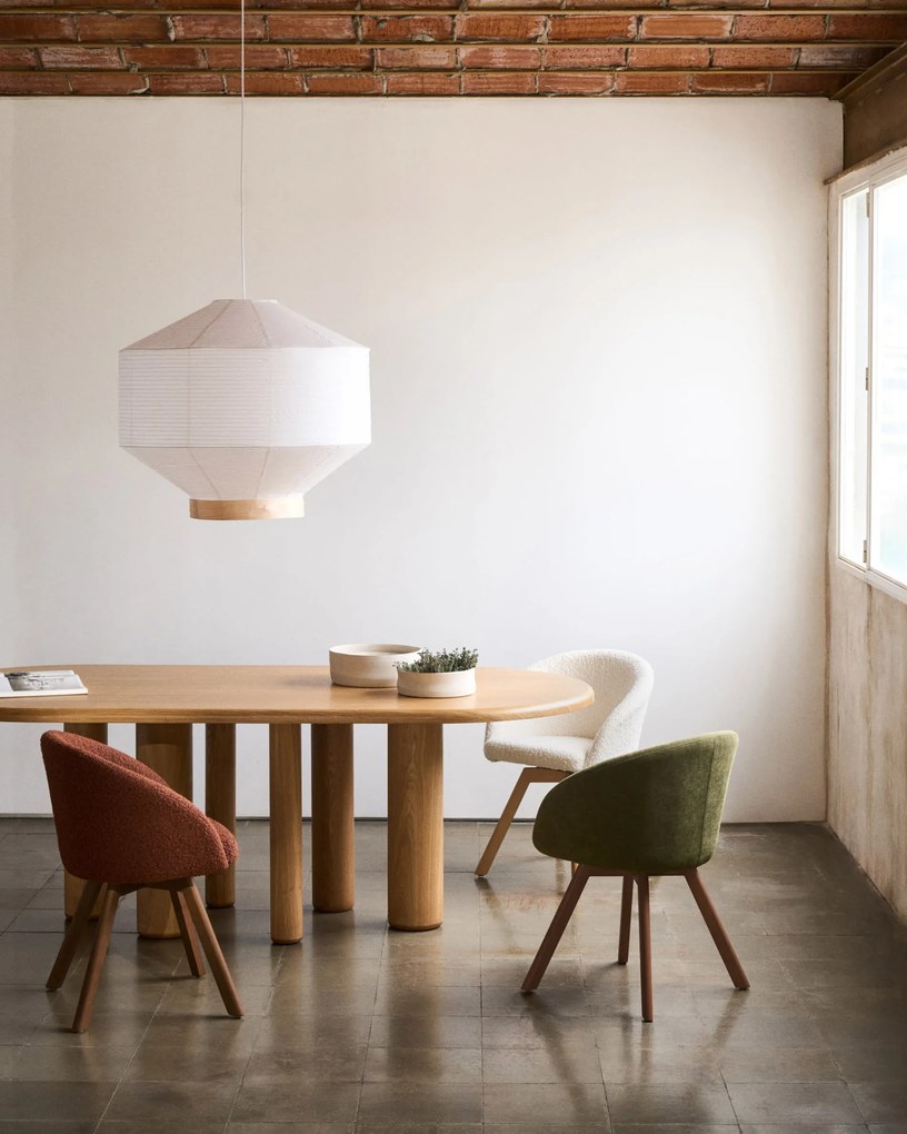 Kave Home - Sedia girevole Marvin ciniglia verde e gambe di legno massiccio di faggio con finitura noc