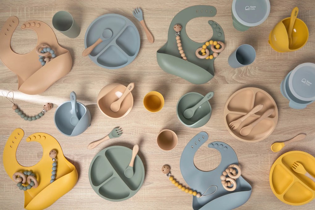 Kave Home - Set Epiphany di piatto e posate in silicone beige e legno