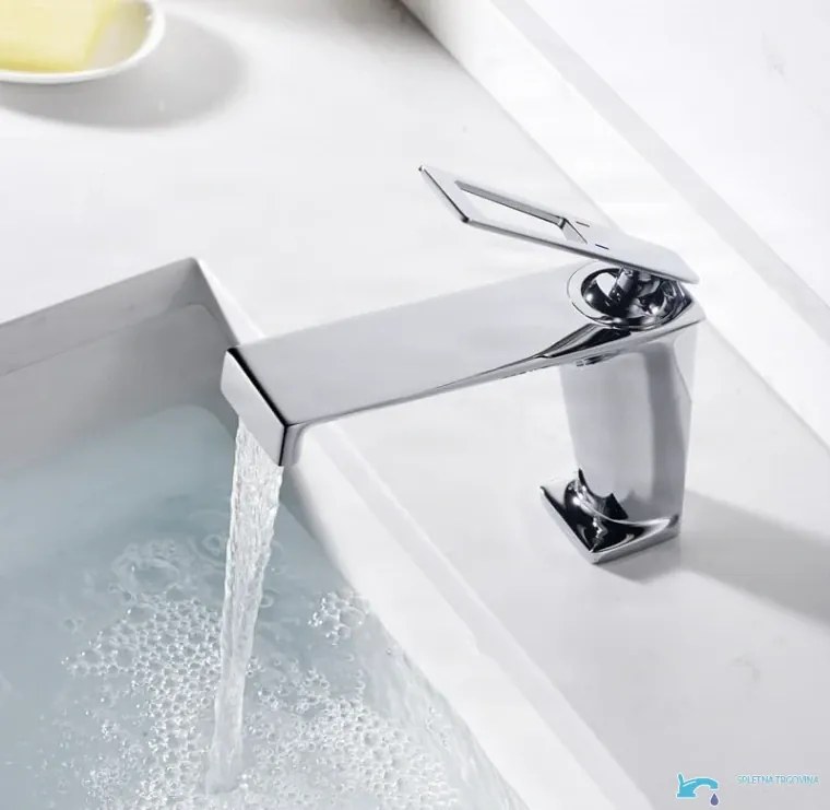 Rubinetto per lavabo ELITE EDITION BBS1257 in ottone con bocca a cascata, disponibile in più finiture — Cromo — Bassa