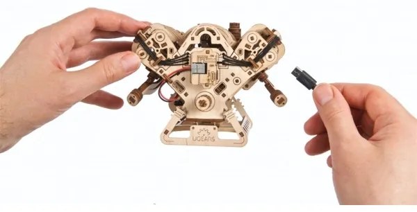 Ugears - Puzzle meccanico 3D in legno Motore V8