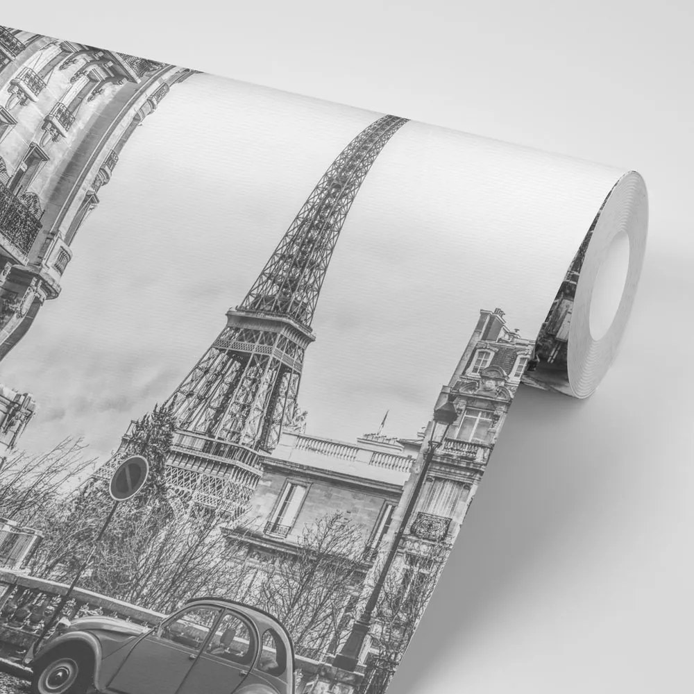 Carta da parati – Torre Eiffel in bianco e nero da una strada di Parigi