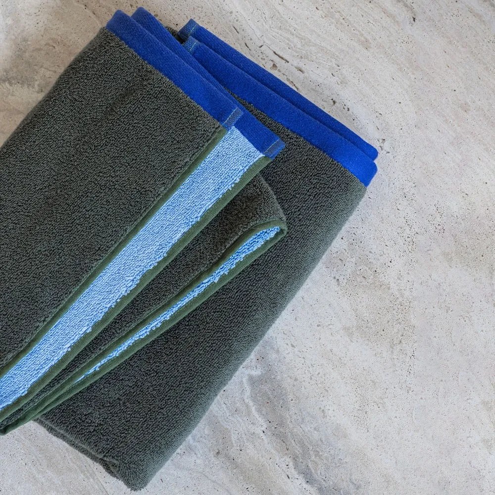 Asciugamano tipo terry verde scuro/blu in cotone organico 50x90 cm Soft – Mette Ditmer Denmark