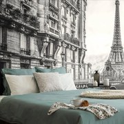 Carta da parati – Torre Eiffel in bianco e nero da una strada di Parigi